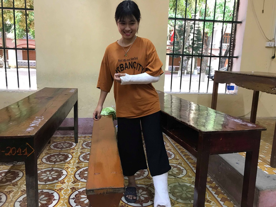 Bị gãy tay và chân, nữ sinh vẫn quyết đi thi THPT quốc gia - 1 Bị gãy tay và chân, nữ sinh vẫn quyết đi thi THPT quốc gia - 1