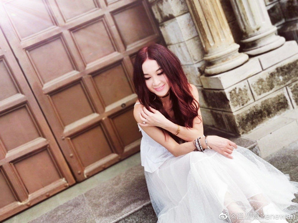 “Bông hồng lửa” Ôn Bích Hà chụp ảnh gợi cảm ở tuổi 53 - 13 “Bông hồng lửa” Ôn Bích Hà chụp ảnh gợi cảm ở tuổi 53 - 13