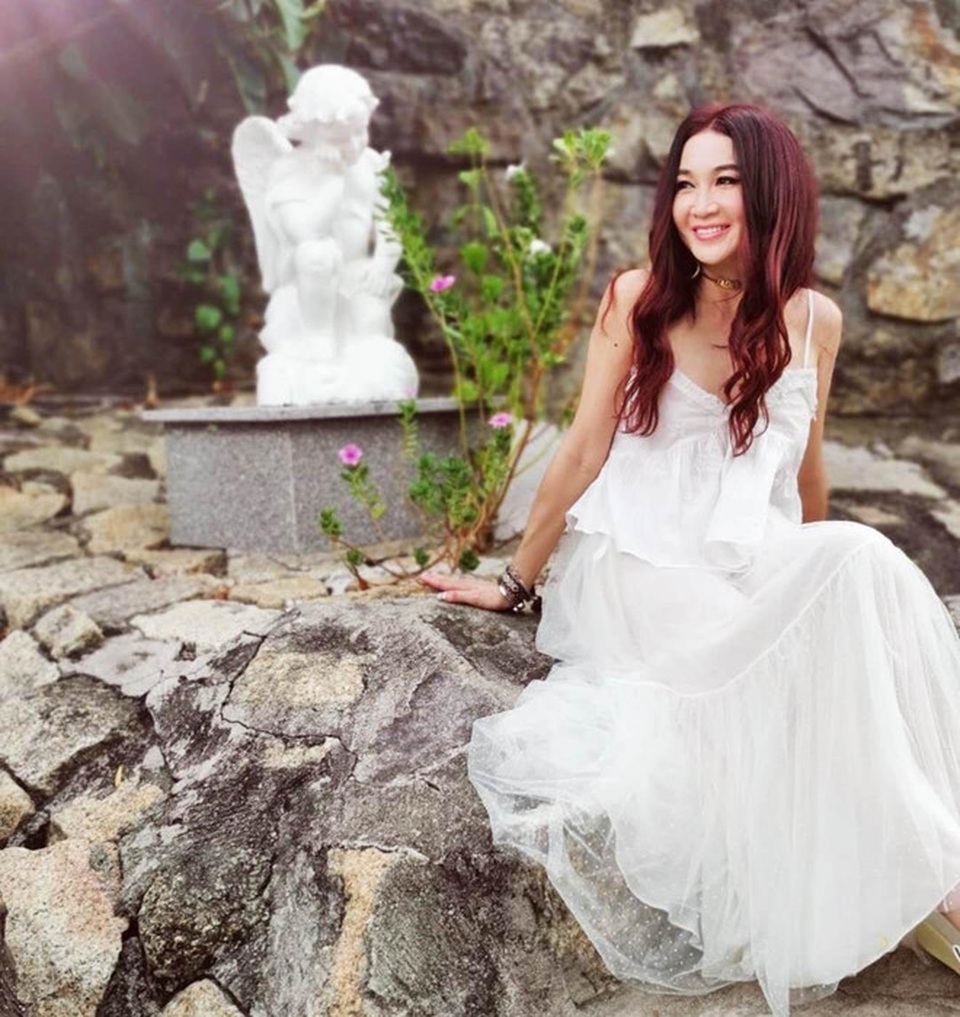 “Bông hồng lửa” Ôn Bích Hà chụp ảnh gợi cảm ở tuổi 53 - 11 “Bông hồng lửa” Ôn Bích Hà chụp ảnh gợi cảm ở tuổi 53 - 11