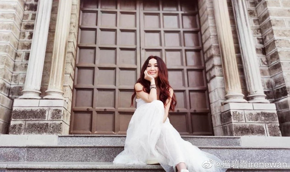 “Bông hồng lửa” Ôn Bích Hà chụp ảnh gợi cảm ở tuổi 53 - 12 “Bông hồng lửa” Ôn Bích Hà chụp ảnh gợi cảm ở tuổi 53 - 12