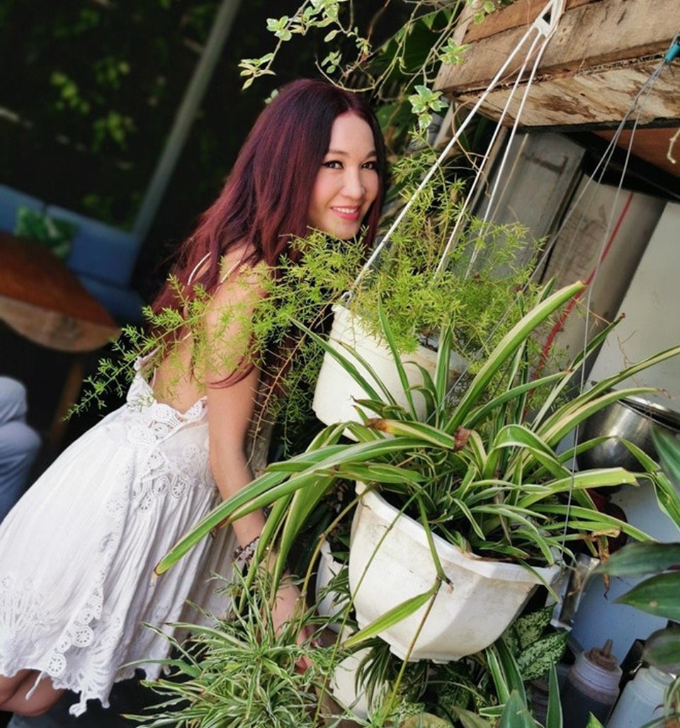 “Bông hồng lửa” Ôn Bích Hà chụp ảnh gợi cảm ở tuổi 53 - 10 “Bông hồng lửa” Ôn Bích Hà chụp ảnh gợi cảm ở tuổi 53 - 10