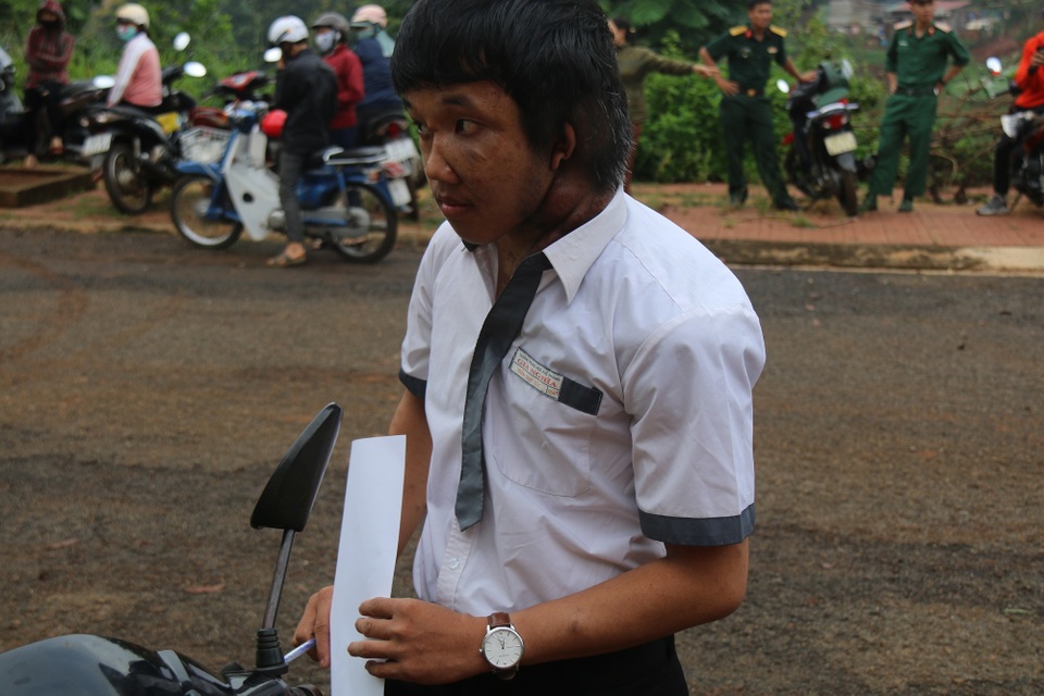 Nam sinh 16 năm mang bướu khổng lồ ước mơ trở thành lập trình viên - 4 Nam sinh 16 năm mang bướu khổng lồ ước mơ trở thành lập trình viên - 4