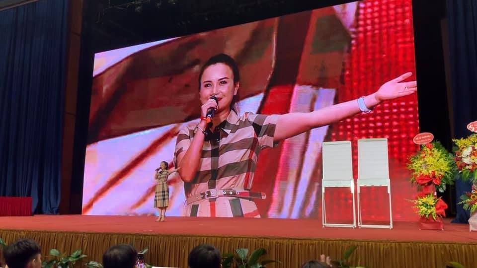Cô Uyên và cô Xuyến trong phim Về nhà đi con “tỏa sáng” tại sự kiện INTERNET SALES EXPLOSION - 4 Cô Uyên và cô Xuyến trong phim Về nhà đi con “tỏa sáng” tại sự kiện INTERNET SALES EXPLOSION - 4