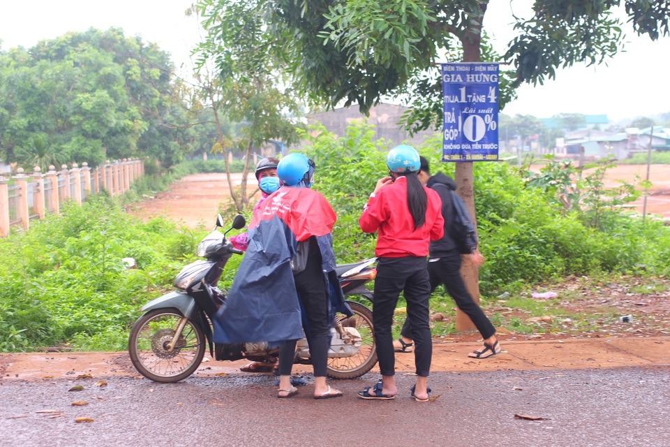 Phụ huynh “đội mưa” chờ con thi Văn - 1