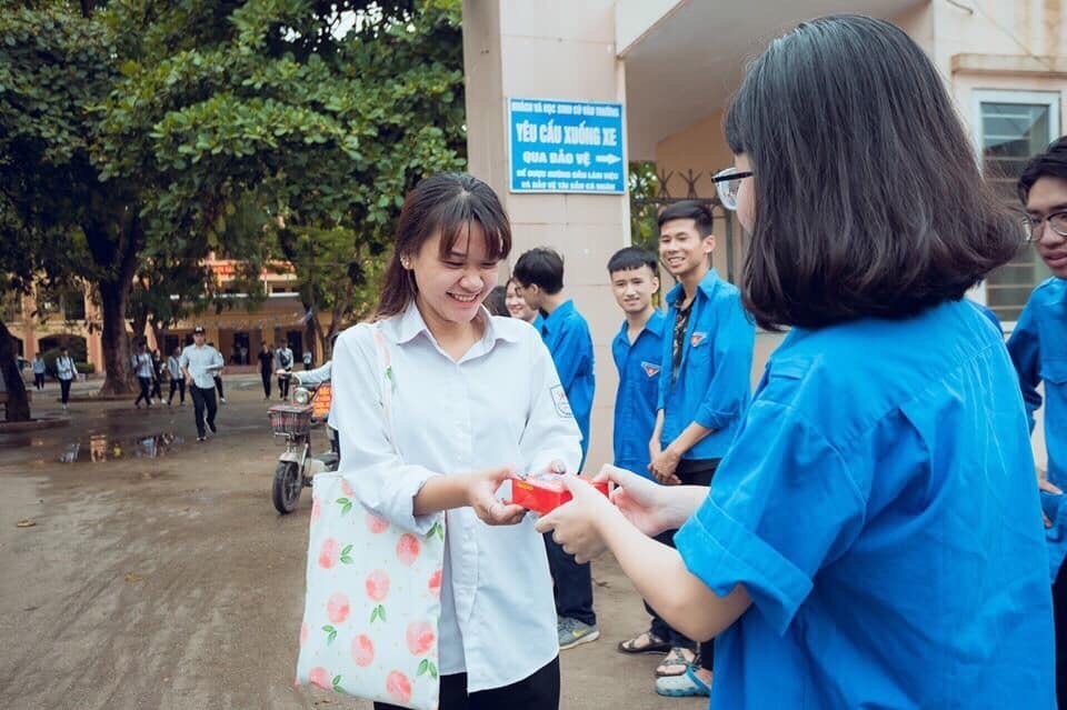 Thanh niên tình nguyện tận tình cõng thí sinh tai nạn vào phòng thi - 5 Thanh niên tình nguyện tận tình cõng thí sinh tai nạn vào phòng thi - 5