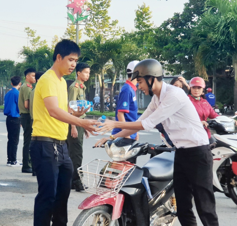 ĐBSCL: Hàng ngàn chai nước miễn phí làm “mát lòng” sĩ tử, phụ huynh - 2 ĐBSCL: Hàng ngàn chai nước miễn phí làm “mát lòng” sĩ tử, phụ huynh - 2