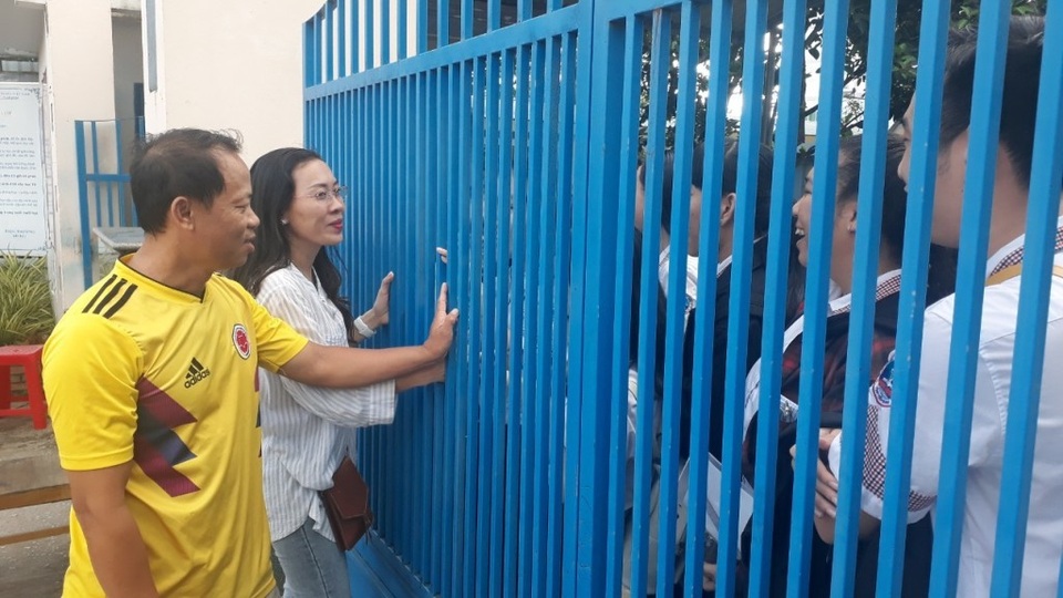 Thầy cô đứng trước cổng trường giữ điện thoại, động viên sĩ tử - 2 Thầy cô đứng trước cổng trường giữ điện thoại, động viên sĩ tử - 2