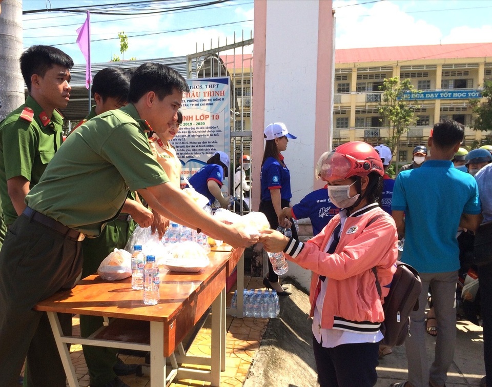 ĐBSCL: Hàng ngàn chai nước miễn phí làm “mát lòng” sĩ tử, phụ huynh - 5 ĐBSCL: Hàng ngàn chai nước miễn phí làm “mát lòng” sĩ tử, phụ huynh - 5