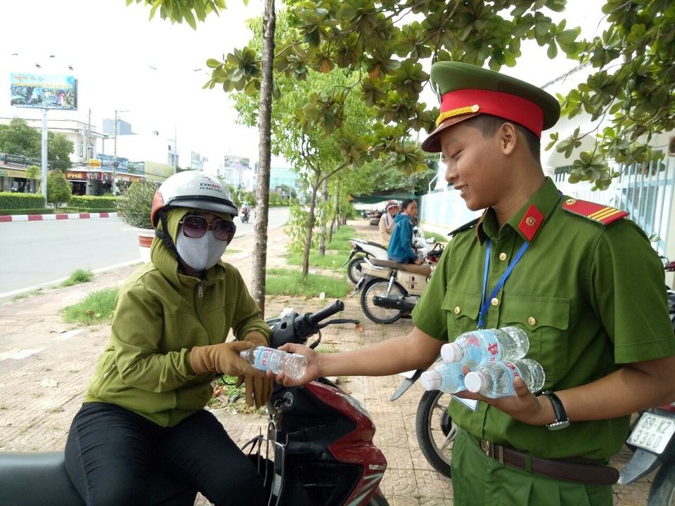 ĐBSCL: Hàng ngàn chai nước miễn phí làm “mát lòng” sĩ tử, phụ huynh - 4 ĐBSCL: Hàng ngàn chai nước miễn phí làm “mát lòng” sĩ tử, phụ huynh - 4
