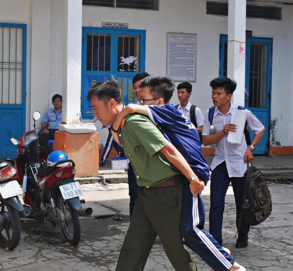 Thí sinh bị bệnh được cõng vào tận phòng thi - 1 Thí sinh bị bệnh được cõng vào tận phòng thi - 1