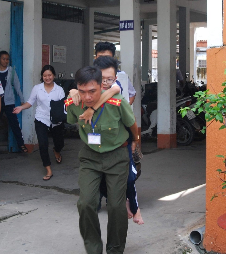 Thí sinh bị bệnh được cõng vào tận phòng thi - 2 Thí sinh bị bệnh được cõng vào tận phòng thi - 2
