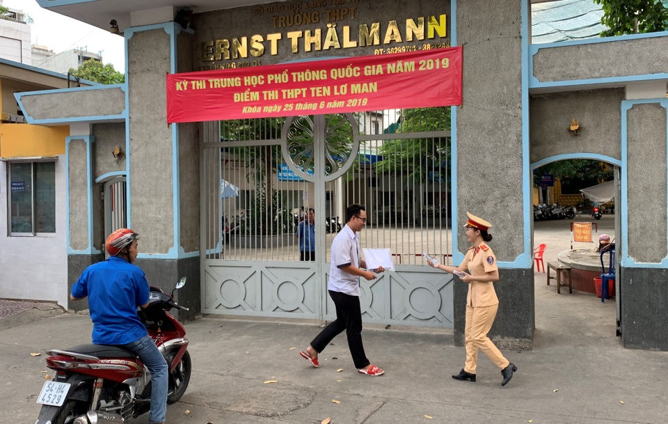 Nữ CSGT xinh đẹp trao nước suối, dặn dò thí sinh tự tin thi - 7 Nữ CSGT xinh đẹp trao nước suối, dặn dò thí sinh tự tin thi - 7