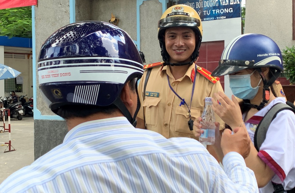 Nữ CSGT xinh đẹp trao nước suối, dặn dò thí sinh tự tin thi - 4 Nữ CSGT xinh đẹp trao nước suối, dặn dò thí sinh tự tin thi - 4