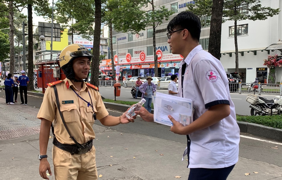 Nữ CSGT xinh đẹp trao nước suối, dặn dò thí sinh tự tin thi - 3 Nữ CSGT xinh đẹp trao nước suối, dặn dò thí sinh tự tin thi - 3