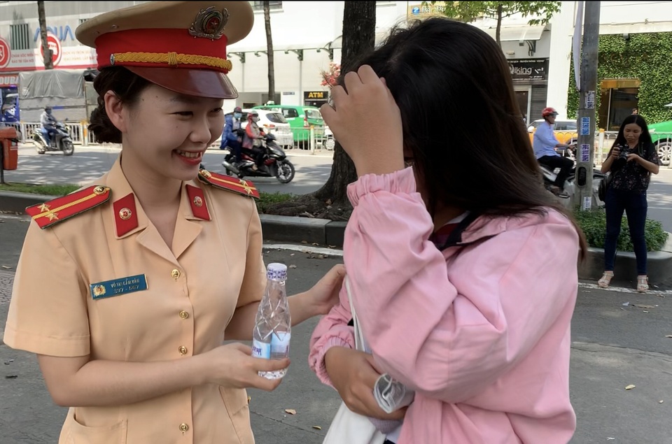 Nữ CSGT xinh đẹp trao nước suối, dặn dò thí sinh tự tin thi - 8 Nữ CSGT xinh đẹp trao nước suối, dặn dò thí sinh tự tin thi - 8