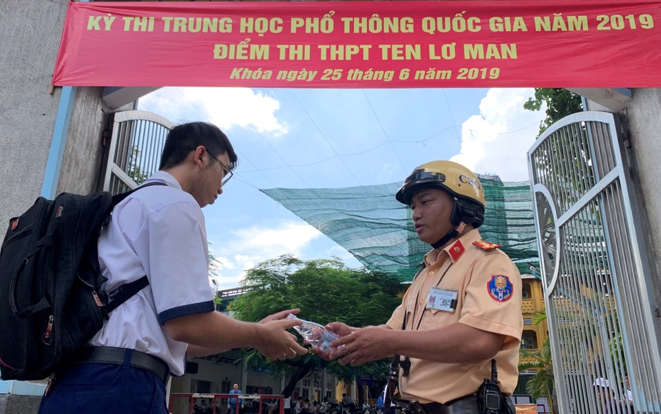 Nữ CSGT xinh đẹp trao nước suối, dặn dò thí sinh tự tin thi - 2 Nữ CSGT xinh đẹp trao nước suối, dặn dò thí sinh tự tin thi - 2