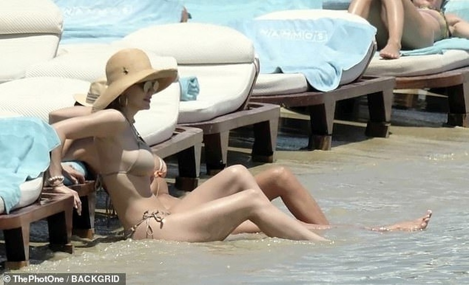 Katharine McPhee hạnh phúc đi tắm biển cùng bạn trai hơn 34 tuổi - 8 Katharine McPhee hạnh phúc đi tắm biển cùng bạn trai hơn 34 tuổi - 8