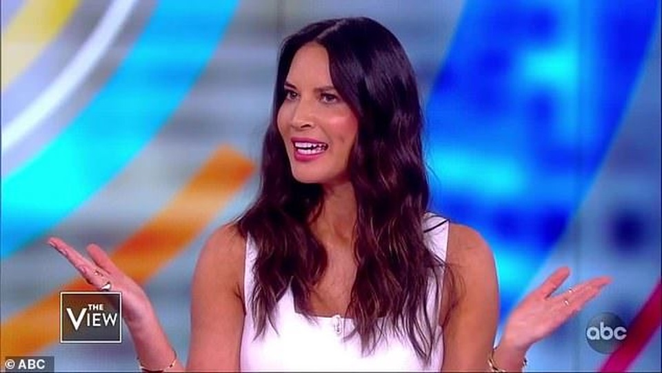 Đi quảng bá phim mới, Olivia Munn thay 4 bộ đồ 1 ngày - 8