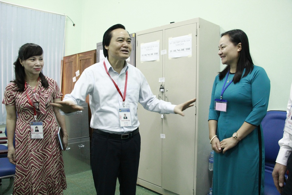 Bộ trưởng Phùng Xuân Nhạ động viên thí sinh trước giờ thi tại Đắk Lắk - 1 Bộ trưởng Phùng Xuân Nhạ động viên thí sinh trước giờ thi tại Đắk Lắk - 1