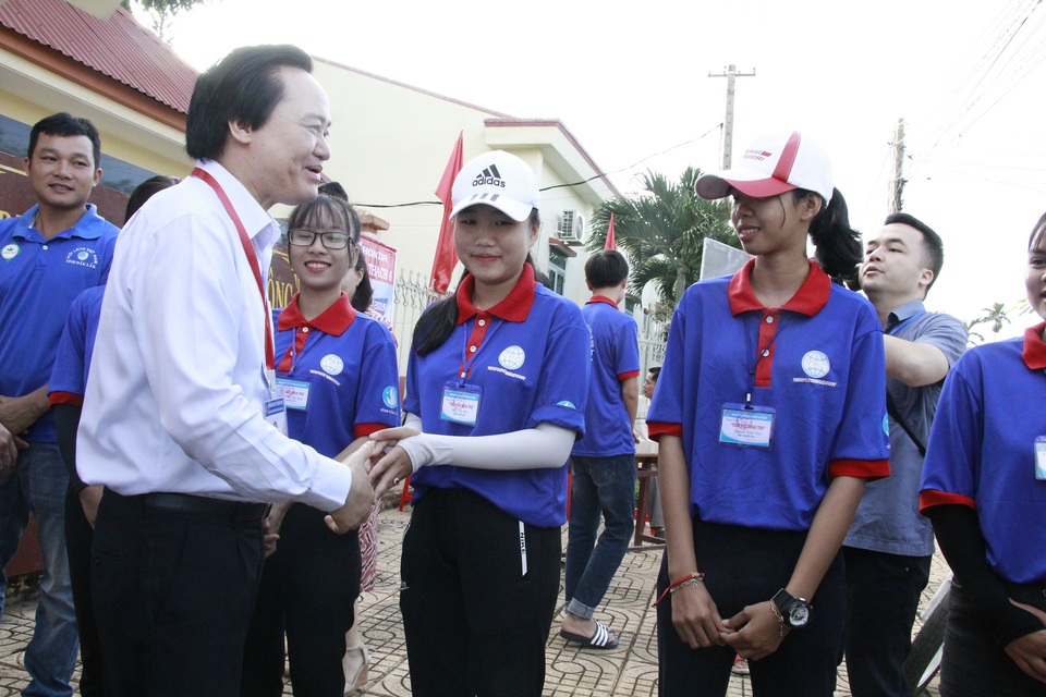 Bộ trưởng Phùng Xuân Nhạ động viên thí sinh trước giờ thi tại Đắk Lắk - 4 Bộ trưởng Phùng Xuân Nhạ động viên thí sinh trước giờ thi tại Đắk Lắk - 4