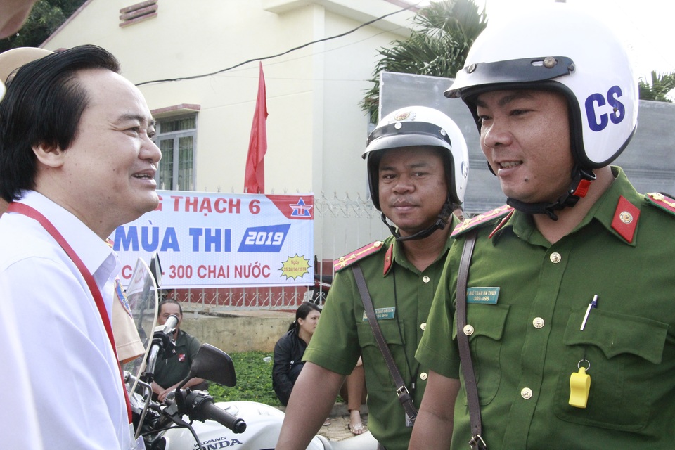 Bộ trưởng Phùng Xuân Nhạ động viên thí sinh trước giờ thi tại Đắk Lắk - 5 Bộ trưởng Phùng Xuân Nhạ động viên thí sinh trước giờ thi tại Đắk Lắk - 5