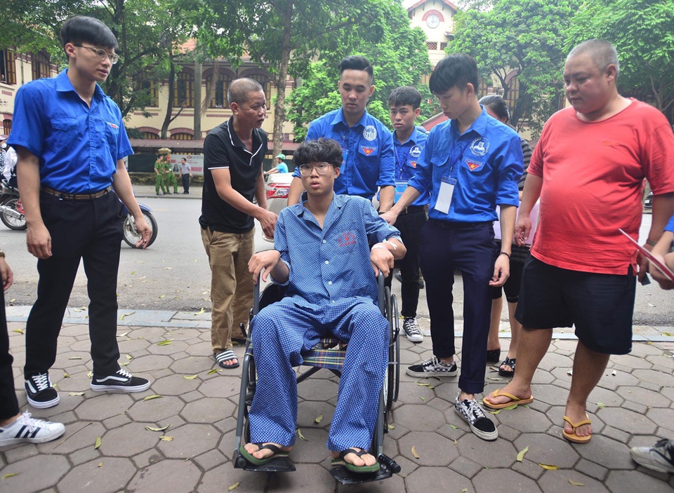 Thí sinh mới mổ ruột thừa, sốt 39 độ nén đau đi thi dù được đặc cách - 2 Thí sinh mới mổ ruột thừa, sốt 39 độ nén đau đi thi dù được đặc cách - 2