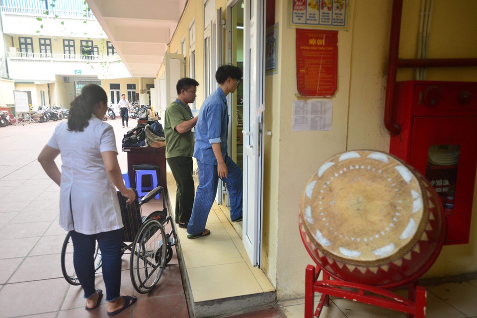 Thí sinh mới mổ ruột thừa, sốt 39 độ nén đau đi thi dù được đặc cách - 3 Thí sinh mới mổ ruột thừa, sốt 39 độ nén đau đi thi dù được đặc cách - 3