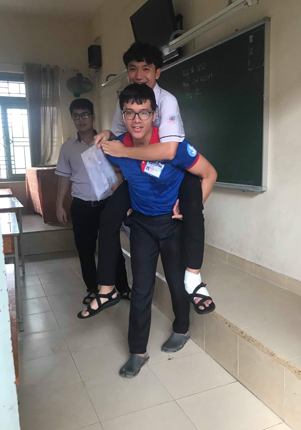 Sinh viên tình nguyện đổi quần dài cho thí sinh để vào làm thủ tục dự thi - 2 Sinh viên tình nguyện đổi quần dài cho thí sinh để vào làm thủ tục dự thi - 2