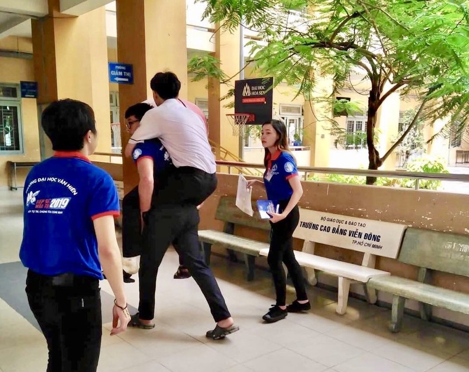 Sinh viên tình nguyện đổi quần dài cho thí sinh để vào làm thủ tục dự thi - 1 Sinh viên tình nguyện đổi quần dài cho thí sinh để vào làm thủ tục dự thi - 1