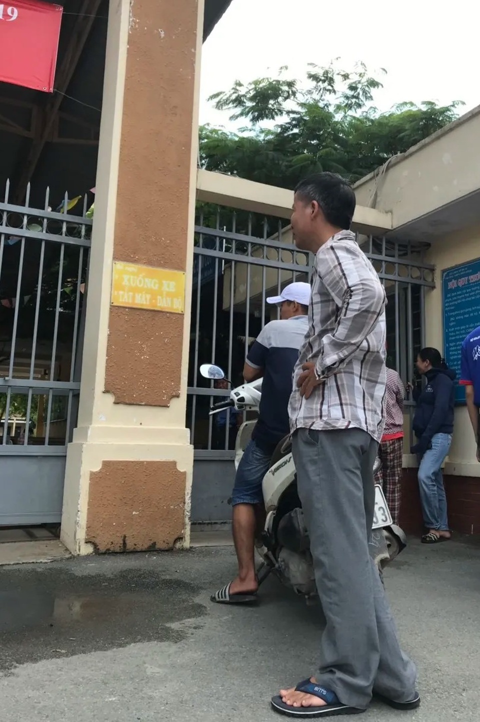 Ông bố đứng gần 4 tiếng đồng hồ ngóng con thi - 3 Ông bố đứng gần 4 tiếng đồng hồ ngóng con thi - 3