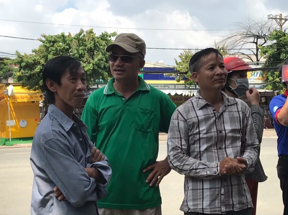 Ông bố đứng gần 4 tiếng đồng hồ ngóng con thi - 2 Ông bố đứng gần 4 tiếng đồng hồ ngóng con thi - 2
