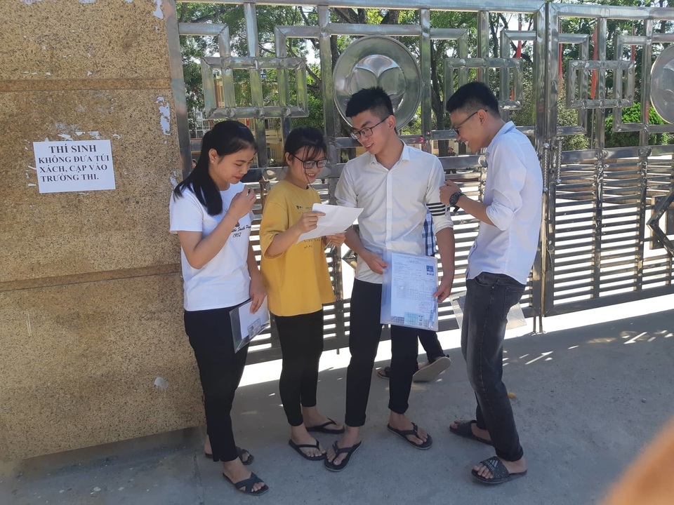 Nghệ An: Đình chỉ một thí sinh vì mang điện thoại vào phòng thi - 1 Nghệ An: Đình chỉ một thí sinh vì mang điện thoại vào phòng thi - 1