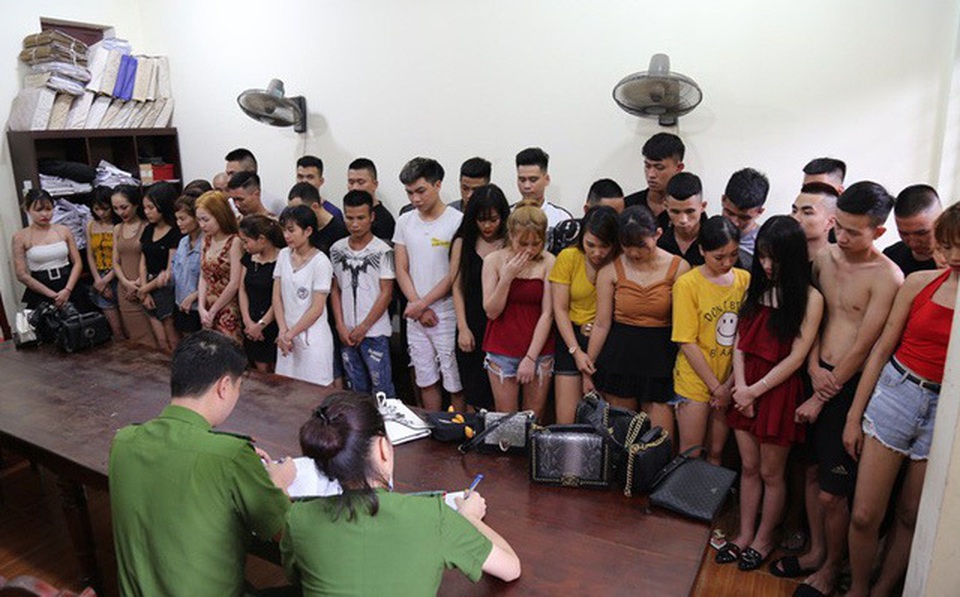 Bắt quả tang 43 nam, nữ thanh niên “phê” ma tuý trong quán karaoke - 1 Bắt quả tang 43 nam, nữ thanh niên “phê” ma tuý trong quán karaoke - 1