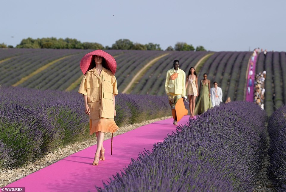 Emily Ratajkowski khoe ngực đầy đặn - 12 Emily Ratajkowski khoe ngực đầy đặn - 12