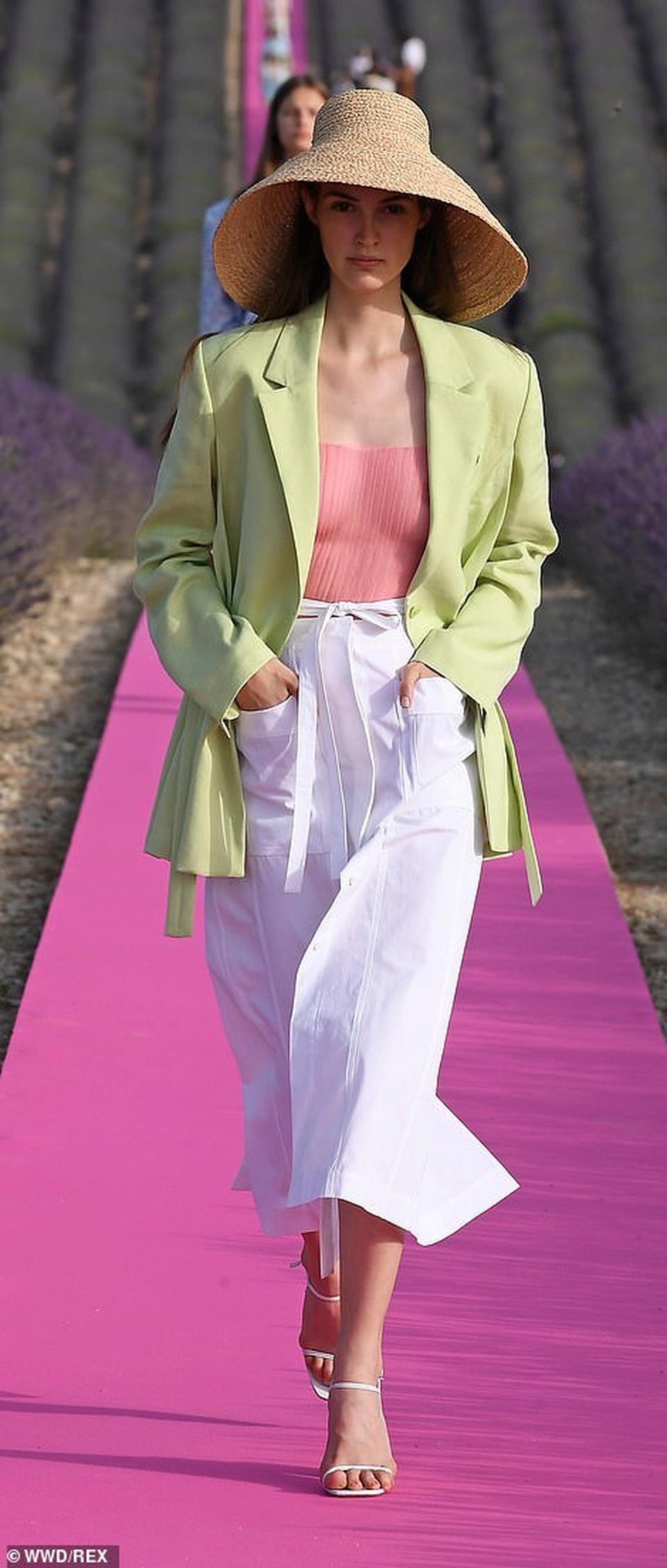 Emily Ratajkowski khoe ngực đầy đặn - 9 Emily Ratajkowski khoe ngực đầy đặn - 9