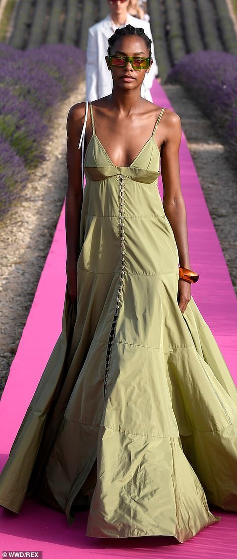 Emily Ratajkowski khoe ngực đầy đặn - 8 Emily Ratajkowski khoe ngực đầy đặn - 8