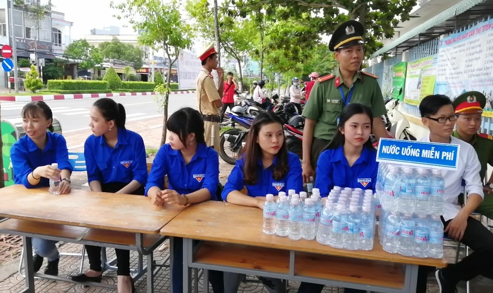 ĐBSCL: Hàng ngàn chai nước miễn phí làm “mát lòng” sĩ tử, phụ huynh - 3 ĐBSCL: Hàng ngàn chai nước miễn phí làm “mát lòng” sĩ tử, phụ huynh - 3