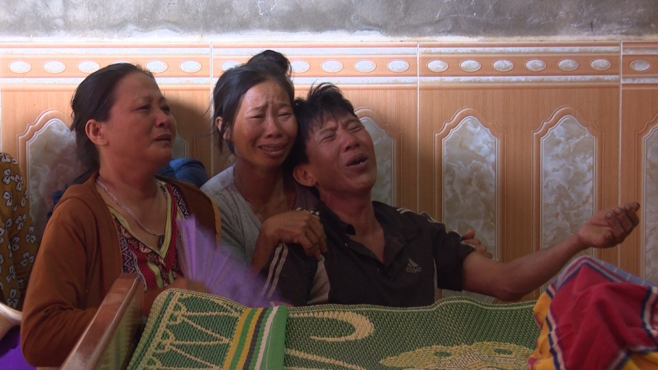 3 bức di ảnh, 3 gương mặt trẻ thơ, 3 lọ hoa cúc trắng... - 4 3 bức di ảnh, 3 gương mặt trẻ thơ, 3 lọ hoa cúc trắng... - 4