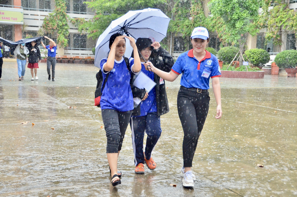 Sinh viên tình nguyện đổi quần dài cho thí sinh để vào làm thủ tục dự thi - 5 Sinh viên tình nguyện đổi quần dài cho thí sinh để vào làm thủ tục dự thi - 5