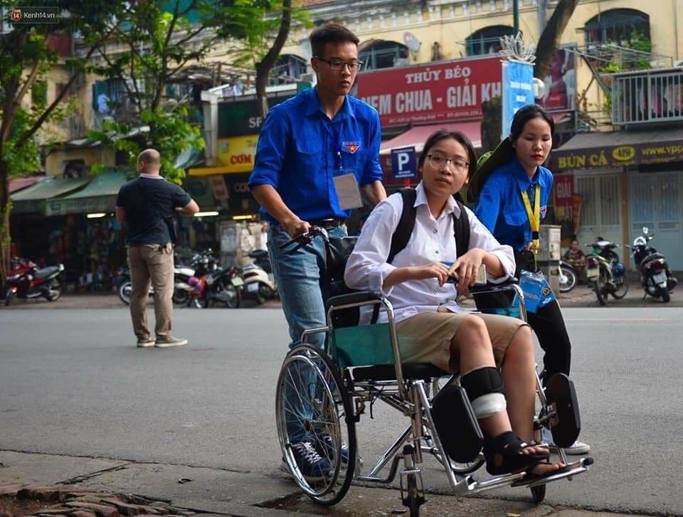 Thanh niên tình nguyện tận tình cõng thí sinh tai nạn vào phòng thi - 4 Thanh niên tình nguyện tận tình cõng thí sinh tai nạn vào phòng thi - 4