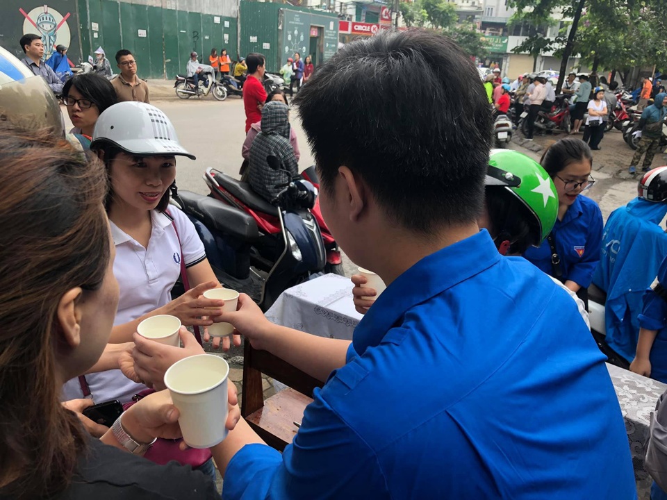 Thanh niên tình nguyện tận tình cõng thí sinh tai nạn vào phòng thi - 6 Thanh niên tình nguyện tận tình cõng thí sinh tai nạn vào phòng thi - 6