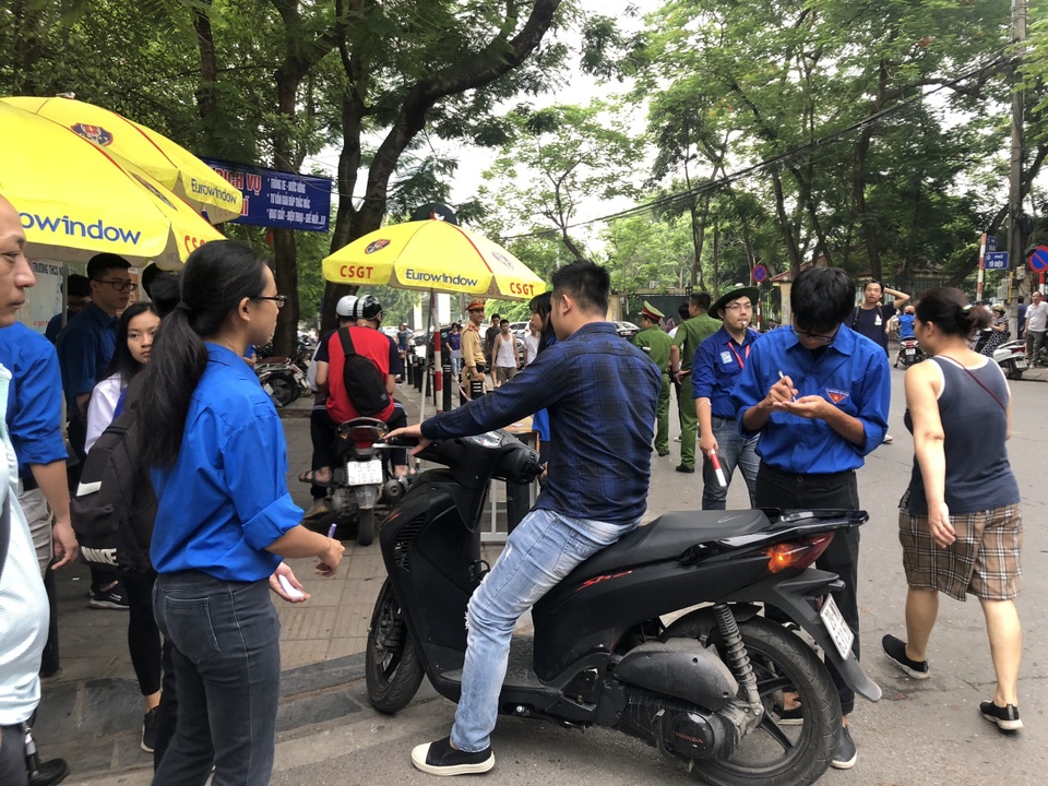 Thanh niên tình nguyện tận tình cõng thí sinh tai nạn vào phòng thi - 7 Thanh niên tình nguyện tận tình cõng thí sinh tai nạn vào phòng thi - 7