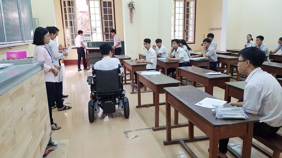 Thí sinh khuyết tật đi thi trên xe lăn điện - 9 Thí sinh khuyết tật đi thi trên xe lăn điện - 9