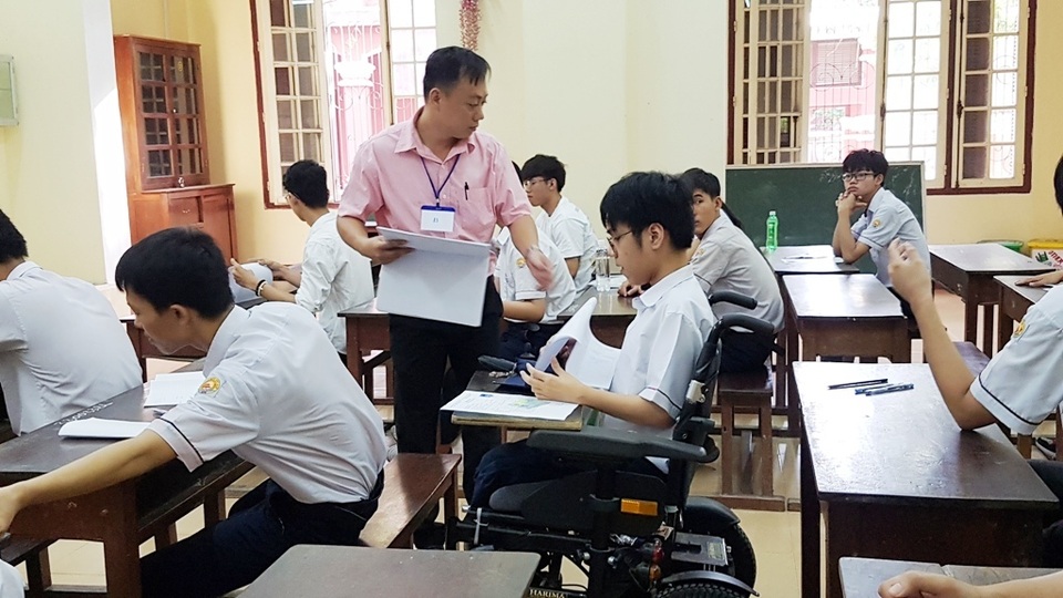 Thí sinh khuyết tật đi thi trên xe lăn điện - 10 Thí sinh khuyết tật đi thi trên xe lăn điện - 10