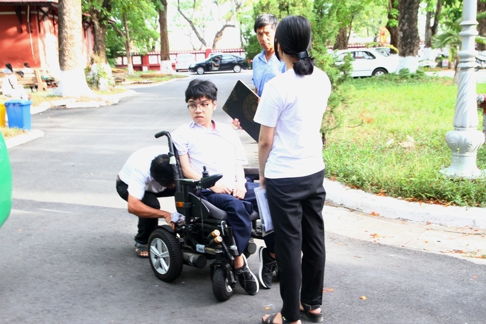 Thí sinh khuyết tật đi thi trên xe lăn điện - 4 Thí sinh khuyết tật đi thi trên xe lăn điện - 4