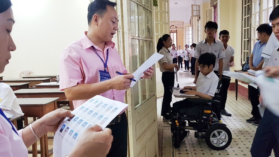 Thí sinh khuyết tật đi thi trên xe lăn điện - 7 Thí sinh khuyết tật đi thi trên xe lăn điện - 7