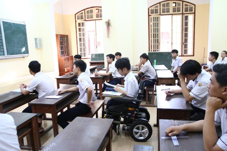 Thí sinh khuyết tật đi thi trên xe lăn điện - 1 Thí sinh khuyết tật đi thi trên xe lăn điện - 1
