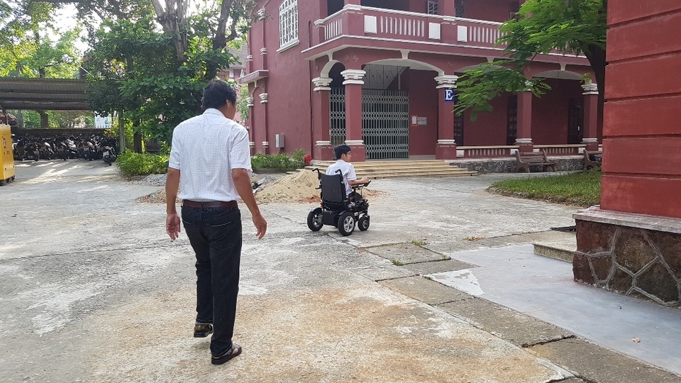 Thí sinh khuyết tật đi thi trên xe lăn điện - 5 Thí sinh khuyết tật đi thi trên xe lăn điện - 5