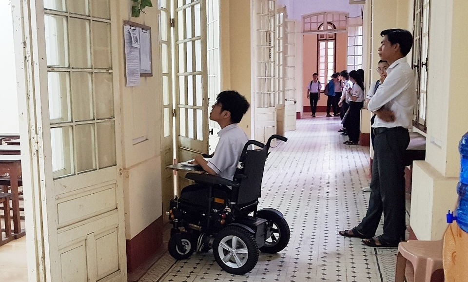 Thí sinh khuyết tật đi thi trên xe lăn điện - 6 Thí sinh khuyết tật đi thi trên xe lăn điện - 6