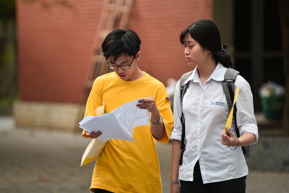 Chùm ảnh: Thí sinh thận trọng thảo luận bài khó sau buổi thi Toán - 8 Chùm ảnh: Thí sinh thận trọng thảo luận bài khó sau buổi thi Toán - 8